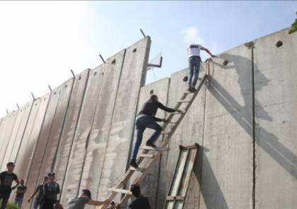 فلسطينيّون يعبّدون طريقًا إلى القدس خلال شهر رمضان تمرّ عبر تسلّق الجدار الفاصل