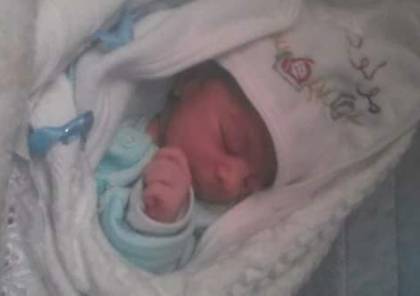غزة: مواطن يطلق اسم "أحمد جرار" على طفله تيمناً بالشهيد جرار