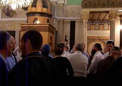 مستوطنون يقيمون احتفالات تلمودية في ساحات الحرم الإبراهيمي 