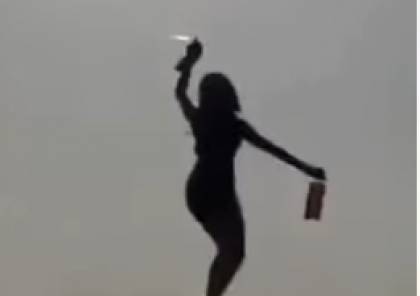 فيديو: فتاة بلباس فاضح ترقص وتحتسي الخمر على ظهر سيارة في جدّة!