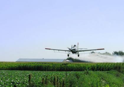 الاحتلال يرش مبيدات سامة على مزروعات المواطنين على حدود القطاع
