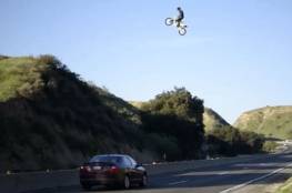 فيديو يحبس الانفاس: أميركي يطير صعوداً على دراجة فوق السيارات