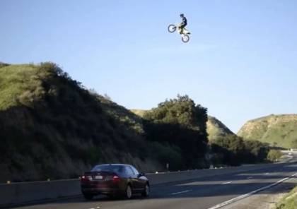 فيديو يحبس الانفاس: أميركي يطير صعوداً على دراجة فوق السيارات