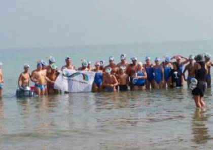 شاهد الصور: تطبيع في البحر الميت بمشاركة سباحات وسباحين فلسطينيون