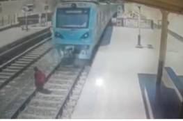 فيديو صادم.. فتاة تلقي بنفسها تحت عجلات القطار بمصر!