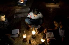 الأطفال يلهون ويدرسون على أضواء الشموع بغزة