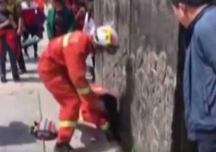 فيديو.. إنقاذ طفلة سقطت في فتحة ضيقة!