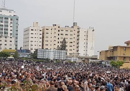 صور ..عشرات الالاف في ساحة السرايا بغزة يطالبون برحيل الحمد الله وحكومته