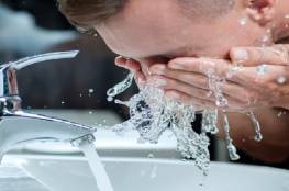 علماء : خطآن يرتكبهما الرجل عند غسل وجهه