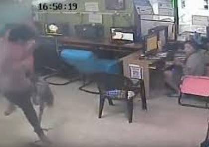 فيديو: “أفعى طائرة” تهاجم رجلا في مقهى وتُثير الرعب