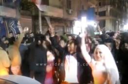 عروسان يتركان فرحهما للإحتفال بفوز الفراعنة – فيديو