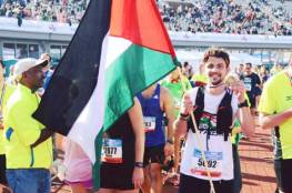 "العداء القاضي" يمثل الوطن بماراثون لندن مع العلم الفلسطيني