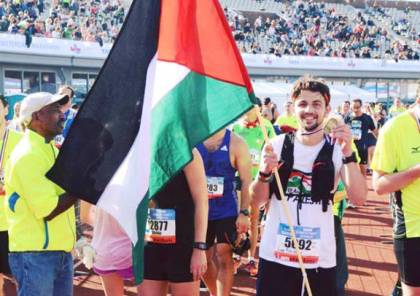 "العداء القاضي" يمثل الوطن بماراثون لندن مع العلم الفلسطيني