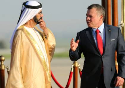 شاهد: سقوط حاكم دبي أثناء نزوله من الطائرة بمطار عمان