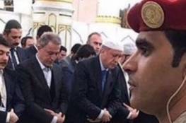 صورة ئيس هيئة الأركان العامة يصلي بجانب “أردوغان” تحدث ضجة في تركيا