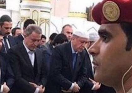 صورة ئيس هيئة الأركان العامة يصلي بجانب “أردوغان” تحدث ضجة في تركيا