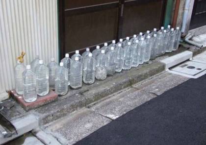 لماذا يضع اليابانيون زجاجات المياه أمام منازلهم؟