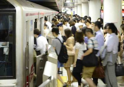 فيديو: شاهد كيف يركب اليابانيون القطارات في ساعة الذروة