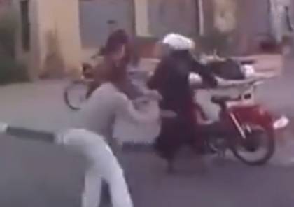 فيديو| ضربت زوجها بالشارع وهذا ما فعله..