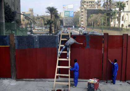 أثارت سخرية مواطنين ..القاهرة تستيقظ على بوابات حديدية بشارع حيوي قرب التحرير