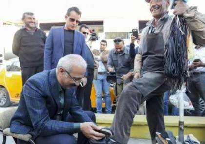 صور: وزير تركي يلمّع حذاء مواطن!.. وهذا السبب!