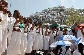  الحجاج المسلمون يقفون على جبل عرفات بمكة
