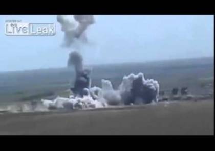 فيديو غريب.. سيارة مفخخة تابعة لداعش تحلق في السماء قبل أن تنفجر