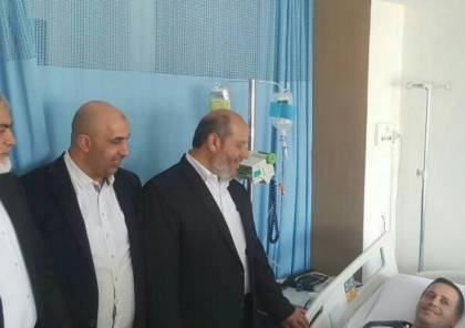 وفد من حماس يزور الاسير المحرر طارق عز الدين بمستشفى بمصر