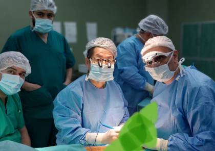 طبيب من غزة يجري عمليتين معقدتين بمساعدة طبيب من كوريا الجنوبية