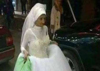 صور: مسنة تسير في شوارع الإسكندرية بفستان زفاف.. وشاب يتطوع ليكون عريسها