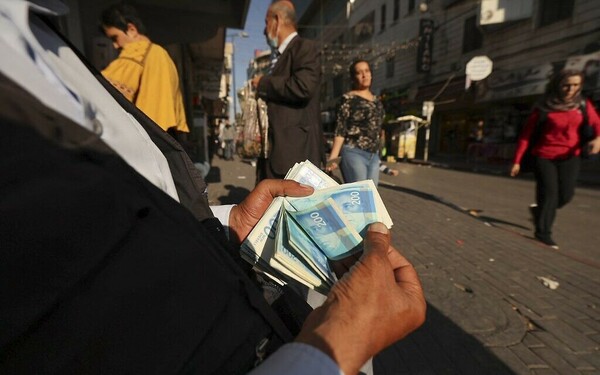 مصادر تكشف موعد صرف رواتب الموظفين ونسبتها ..