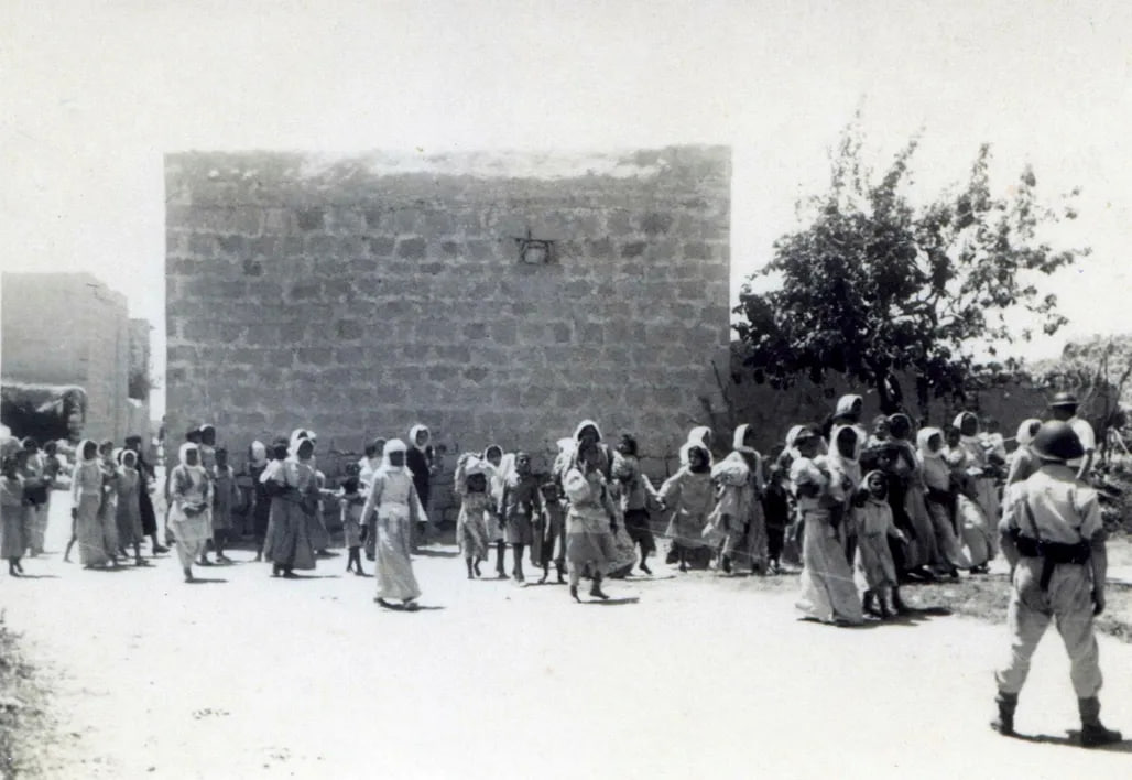 جنود إسرائيليون يعتقلون نساء وأطفال من الطنطورة في مايو 1948