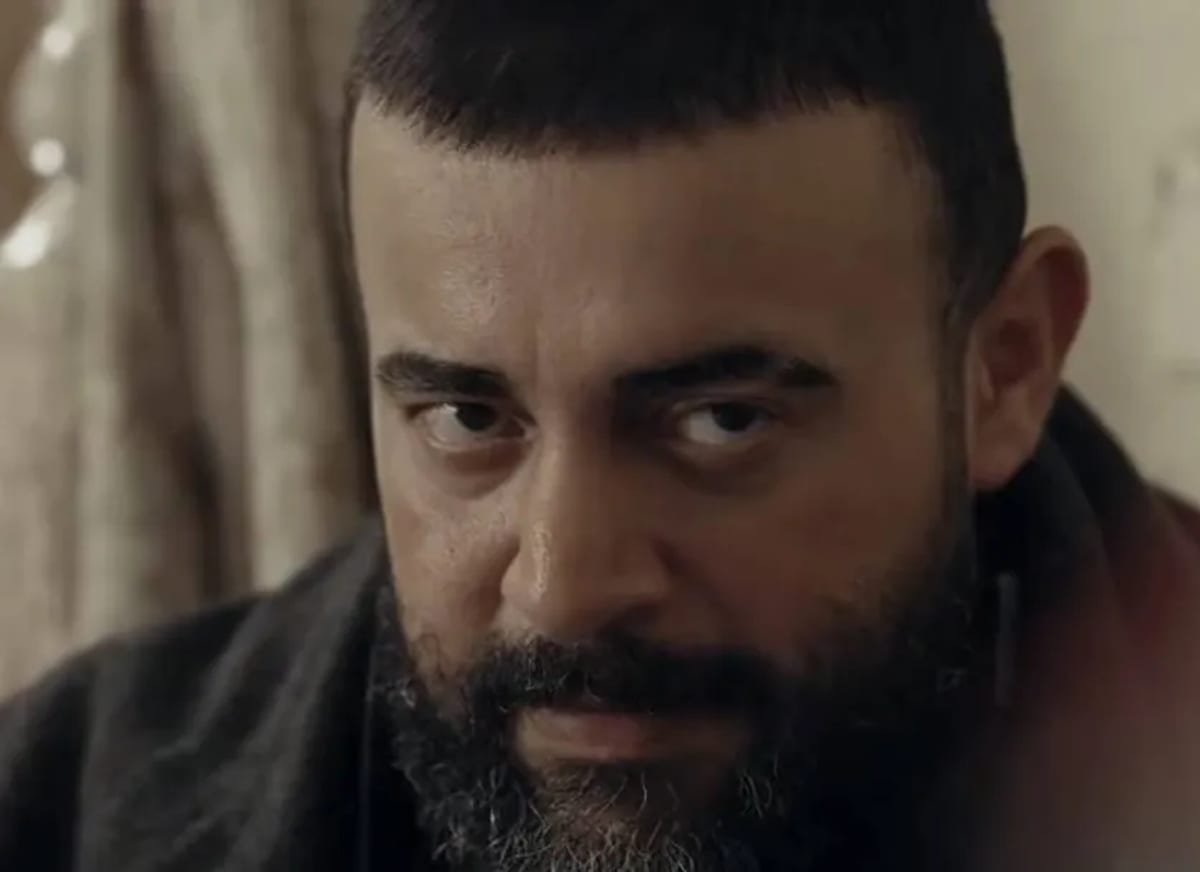 مسلسل «أحمر ولا أبيض» يكسر الصور الذهنية برؤية نوار قاتمة