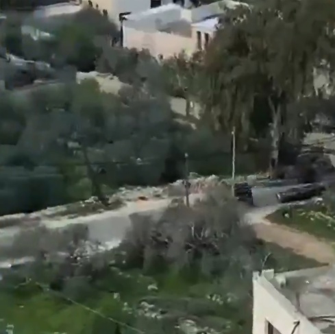 فلسطين – وسقطت شظايا القذائف الصاروخية في أربع مناطق بالضفة الغربية