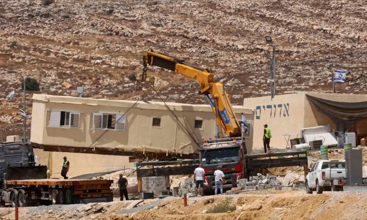 مستوطنون يقيمون بؤرة استيطانية شمال غرب سلفيت