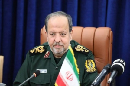 قائد إيراني يتحدى واشنطن: سنجبركم على قول "أمرك سيدي".. وقنابلكم سترتد على سمعتكم واقتصادكم