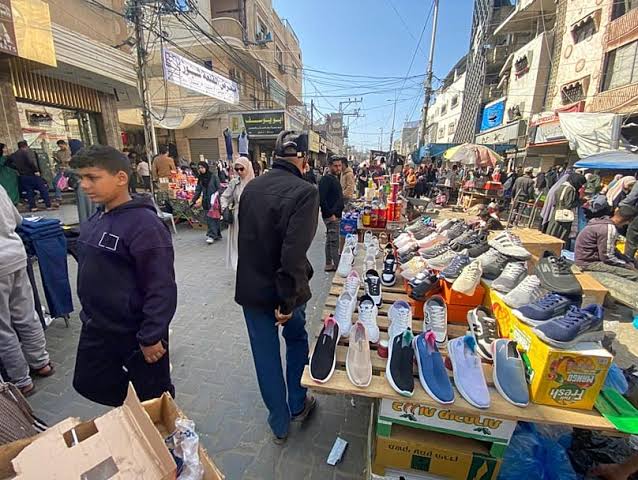 فلسطين – استياء واسع النطاق بين تجار الملابس والأحذية في غزة بسبب ارتفاع تكاليف النقل