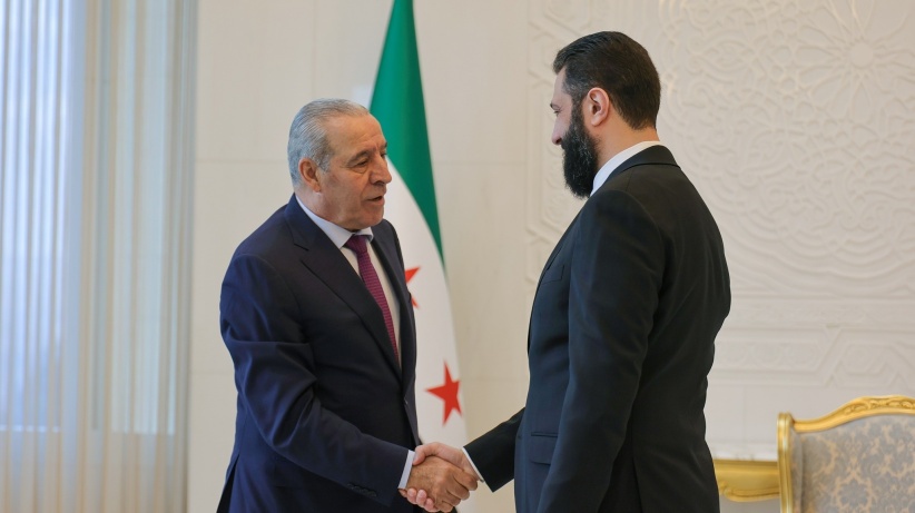 الشرع يستقبل حسين الشيخ في دمشق ويبحثان تعزيز العلاقات الفلسطينية السورية