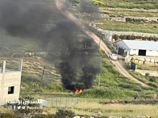 مستوطنون يحرقون مركبتين خلال هجومهم على قصرة جنوب نابلس