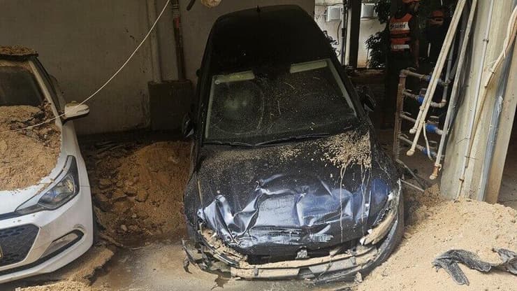 فلسطين المحتلة – إسرائيل: قُتل شخصان وأصيب آخرون بعد سقوط صاروخ انشطاري إيراني في وسط تل أبيب