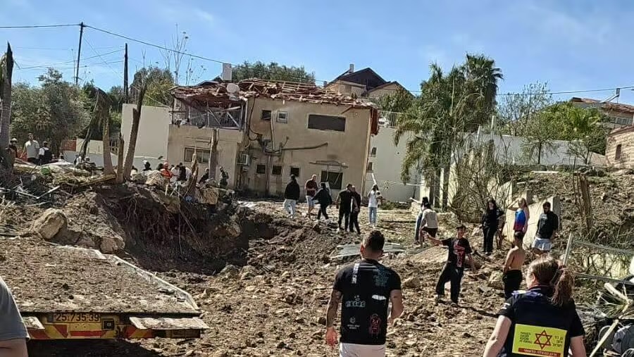 فلسطين المحتلة – 12 جريحاً في قصف القدس المحتلة.. إيران تعلن قصف “أهداف استراتيجية” في ميناء حيفا ومطار بن غوريون