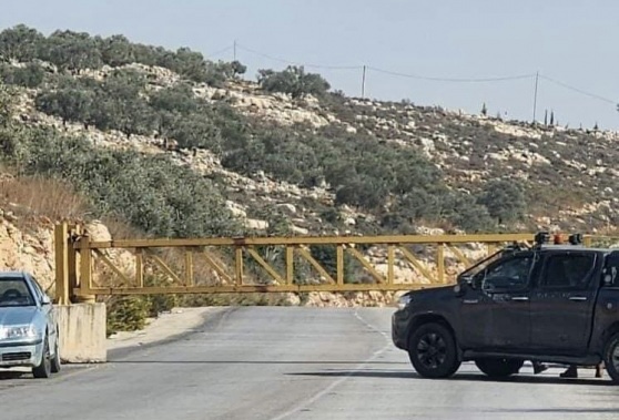 الاحتلال يركّب ثلاث بوابات حديدية بشمال الضفة