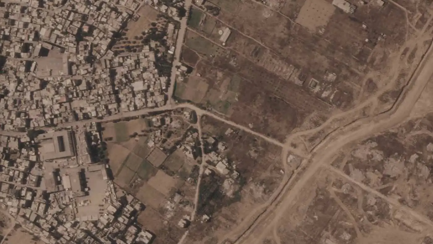فلسطين – صور الأقمار الصناعية: إسرائيل تبني حاجزًا يمتد على أكثر من نصف قطاع غزة