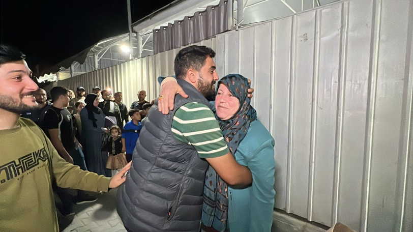 اعتقال مريضة ومرافقتها على معبر رفح.. والاحتلال يواصل سياسة الاغتيالات والتدمير في غزة