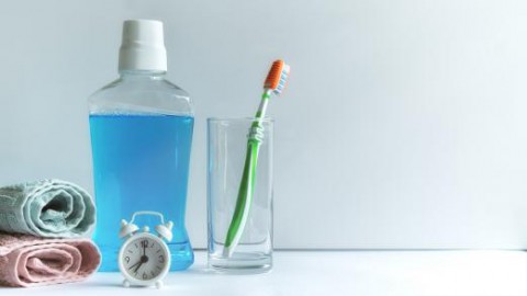 طرق فعّالة للتخلص من رائحة الفم الكريهة المرتبطة بمشاكل المعدة