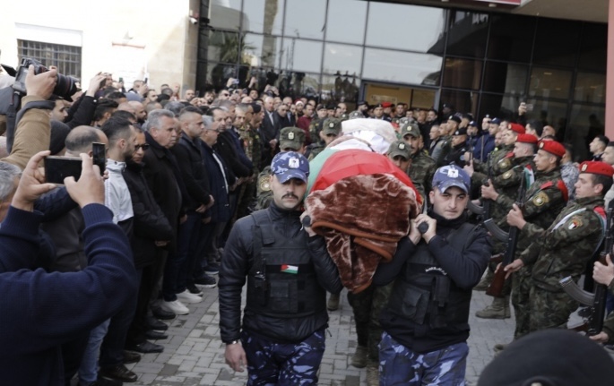 فلسطين – حشود غفيرة تشيع جثامين شهداء بيت عوا