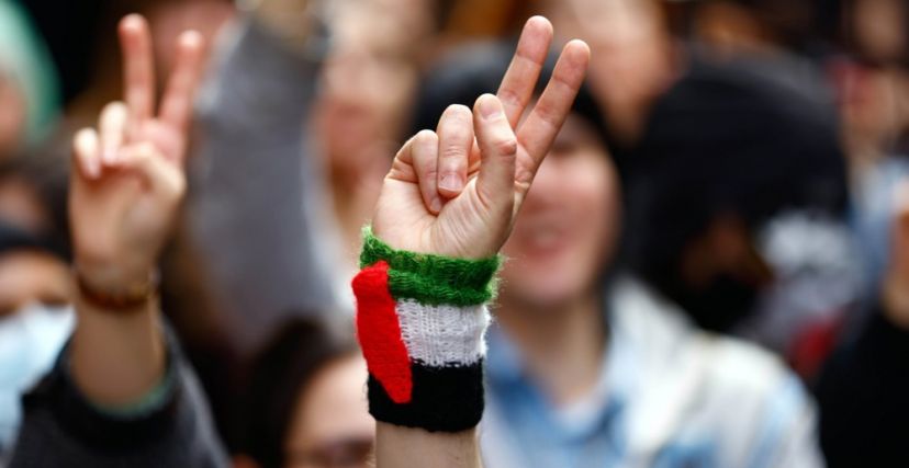 فلسطين المحتلة – الشاباك: ختم “دولة فلسطين” على جوازات سفر الغزيين عبر رفح ونتنياهو يطالب باستبداله..