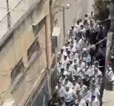عشرات المستوطنين يقتحمون حي بطن الهوى في سلوان