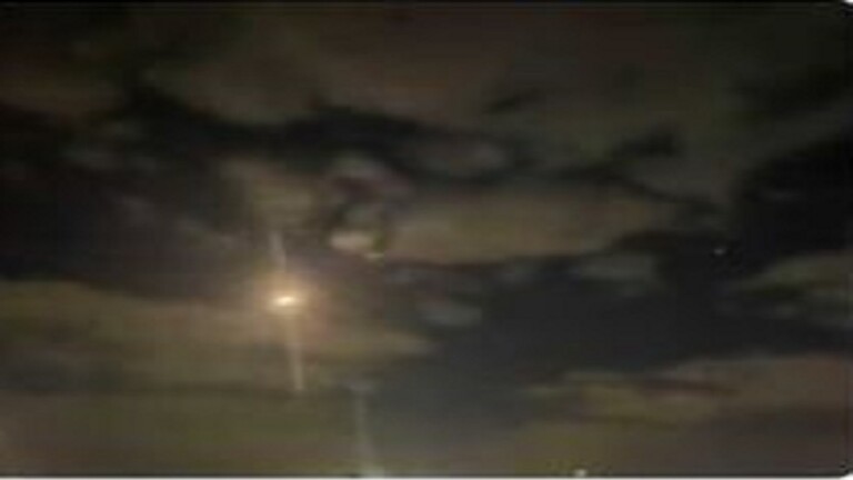 شاهد: لحظة اعتراض الدفاعات الجوية الإماراتية لصواريخ أطلقها الحوثيون باتجاه أبوظبي
