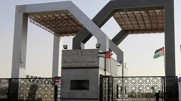 فلسطين المحتلة – معبر رفح: مراقبة إسرائيلية عن بعد للتحقق من هوية القادمين والمغادرين..